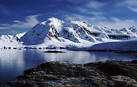 CR27-12_Mt_William_with_Gentoo_colony_in_front_(high)