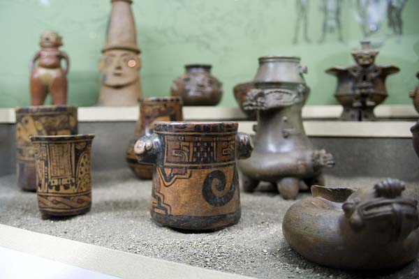 B_IMG_1402_Pots_in_display_case_at_Museum