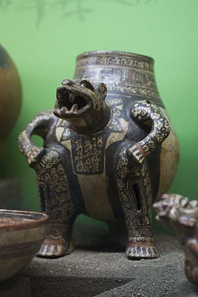 C_IMG_1405_Pot_with_Animal_Mouth_at_Museum