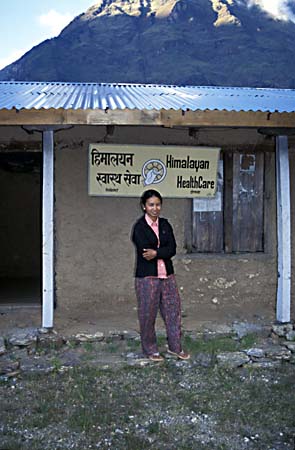 H_1033CR40-22_Kandiki_Sherpa_outside_Simigoan_clinc