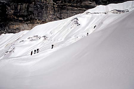 H_1033CR46-18_Climbers_on_Glacier_below_Chekigo